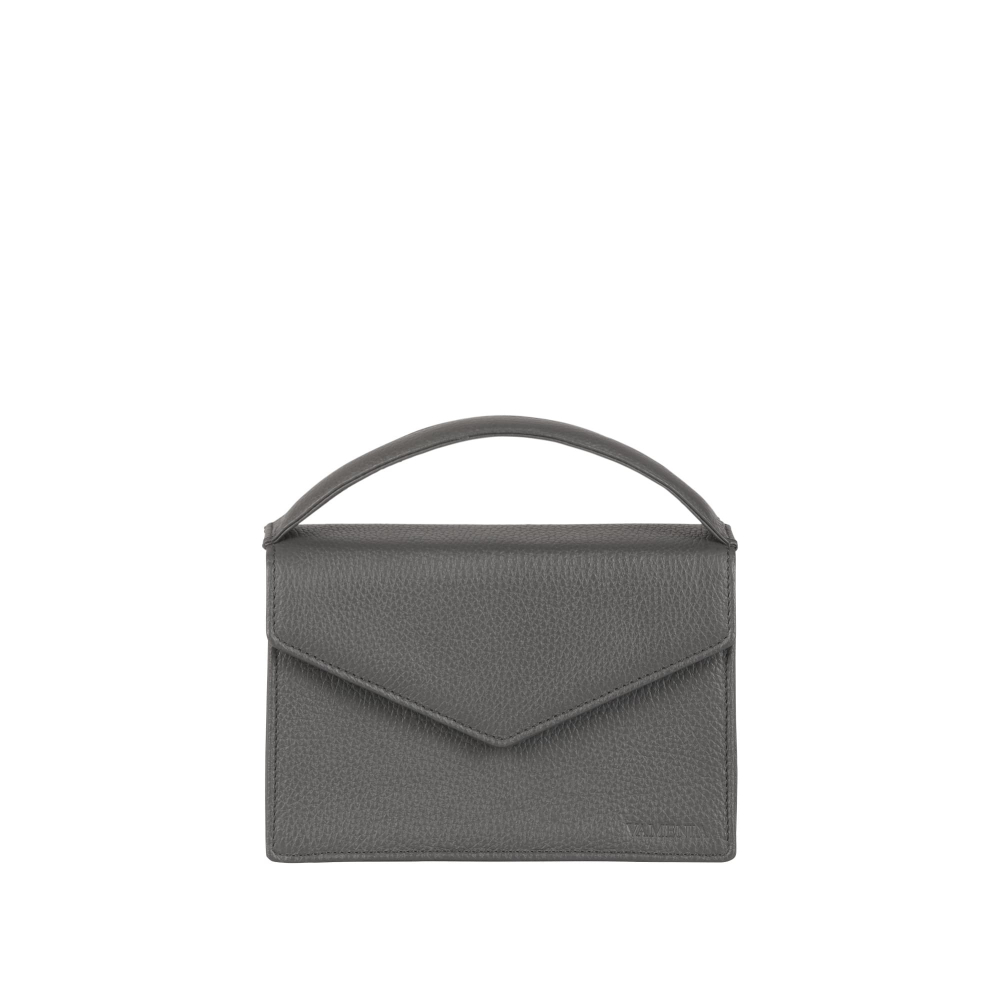 Vorderansicht der kleinen Henkeltasche mit Umhängegurt aus genarbtem Kalbsleder in Grau, zeigt die elegante Struktur und das dezente Design.